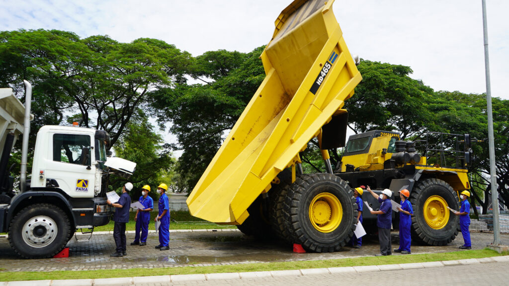 Fungsi Dump Truck Di Industri Konstruksi GolekTruk Blog